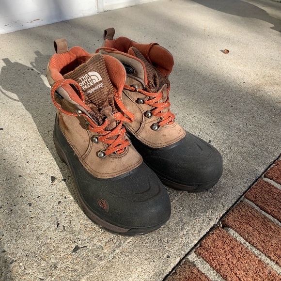 The North Face kids waterproof winter boots. Boys size 5 - Picture 3 of 3